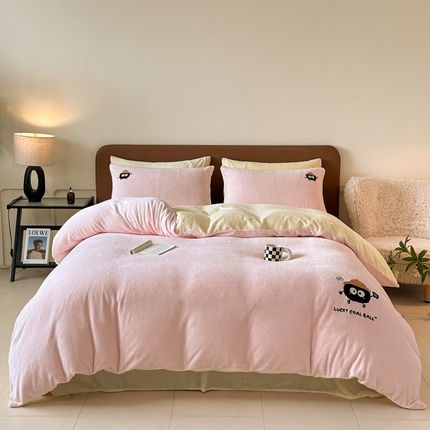 万盛家纺 2025新款卡通贴补绣牛奶绒四件套 煤球-悠悠粉-奶油黄