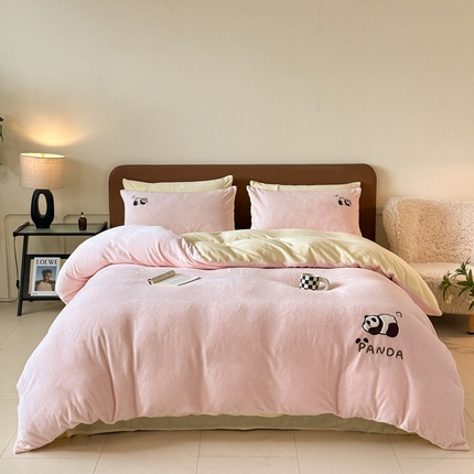 万盛家纺 2025新款卡通贴补绣牛奶绒四件套 熊猫-悠悠粉-奶油黄