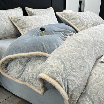 91家纺网 家纺一手货源 找家纺 倾慕家纺 2024新款兔毛包边浮雕绒套件单被套 兔毛包边叶之恋蓝
