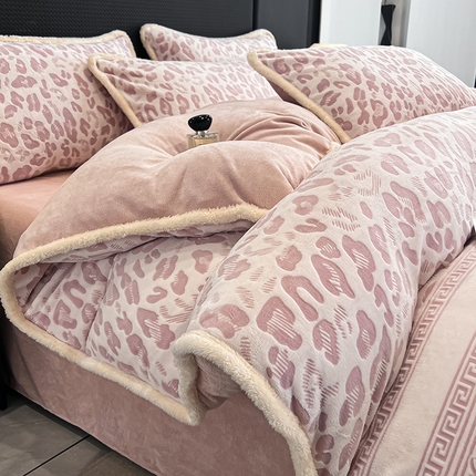 倾慕家纺 2024新款兔毛包边浮雕绒套件单被套 兔毛包边豹纹粉