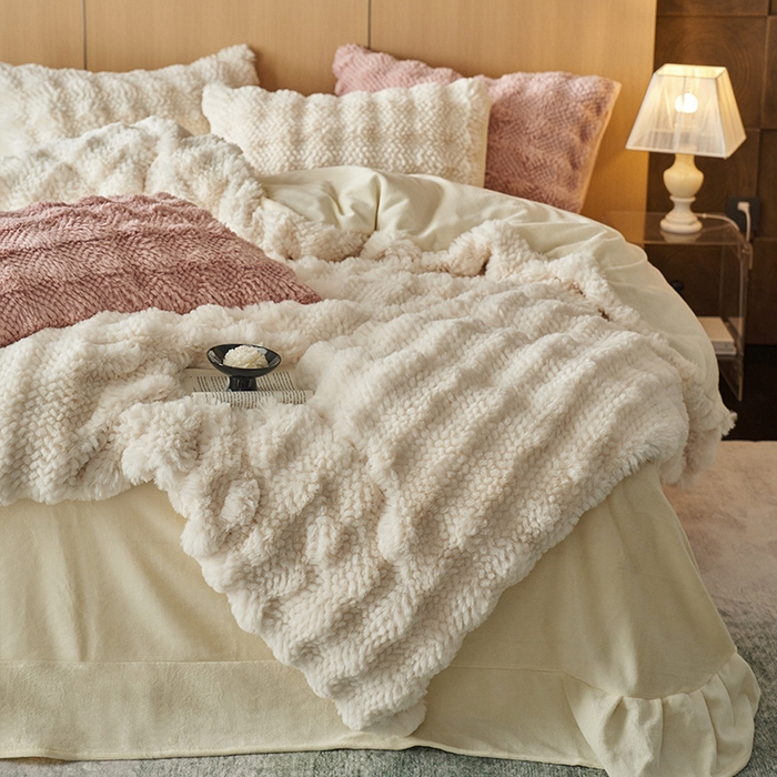 91家纺网 家纺一手货源 找家纺 安哆啦家纺 2024新款高克重10斤轻奢托斯卡纳兔毛绒喷花泡泡牛奶绒四件套 喷花-奶油白