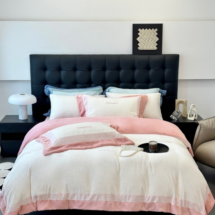91家纺网 家纺一手货源 找家纺 JUICY 橘滋家纺 2024新款280克全消光顶奢牛奶绒四件套-爱丁堡印象 爱丁堡印象-樱粉