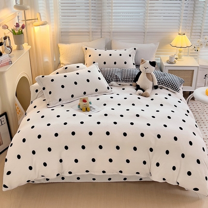 91家纺网 家纺一手货源 找家纺 乐童家纺 2024新款跑量款牛奶绒床裙四件套 黑白波点