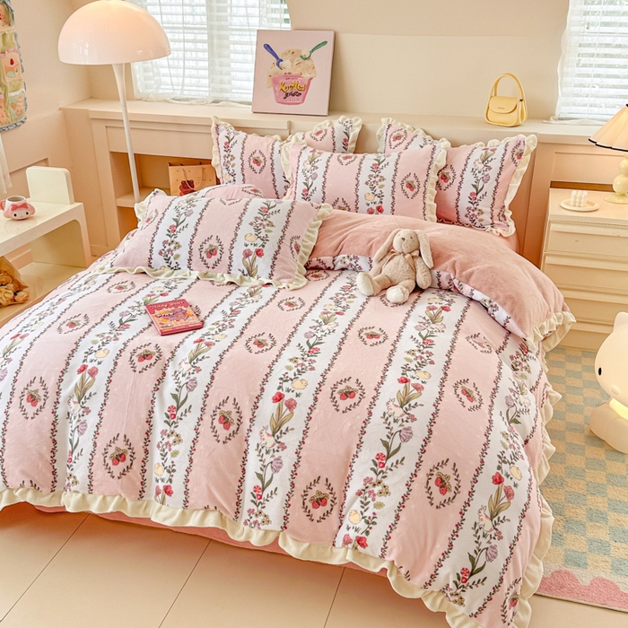 91家纺网 家纺一手货源 找家纺 典曼家纺 2024新款A类韩版牛奶绒四件套 草莓萌兔