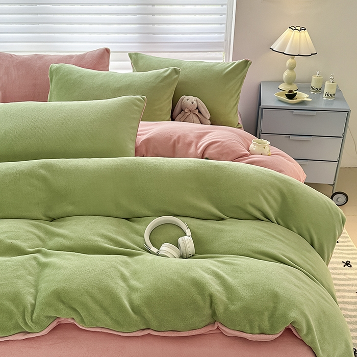 91家纺网 家纺一手货源 找家纺 梓瑄家居 2024新款简约高克重秋冬加厚双拼牛奶绒四件套直播 果绿粉