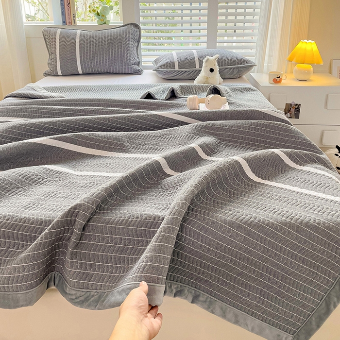 91家纺网 家纺一手货源 找家纺 羽爱家纺 2024新款全棉色织水洗宝宝绒床盖三件套 记忆灰