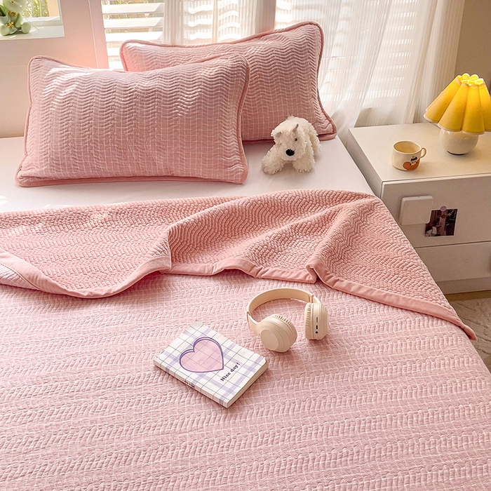 91家纺网 家纺一手货源 找家纺 羽爱家纺 2024新款全棉色织水洗宝宝绒床盖三件套 樱花格