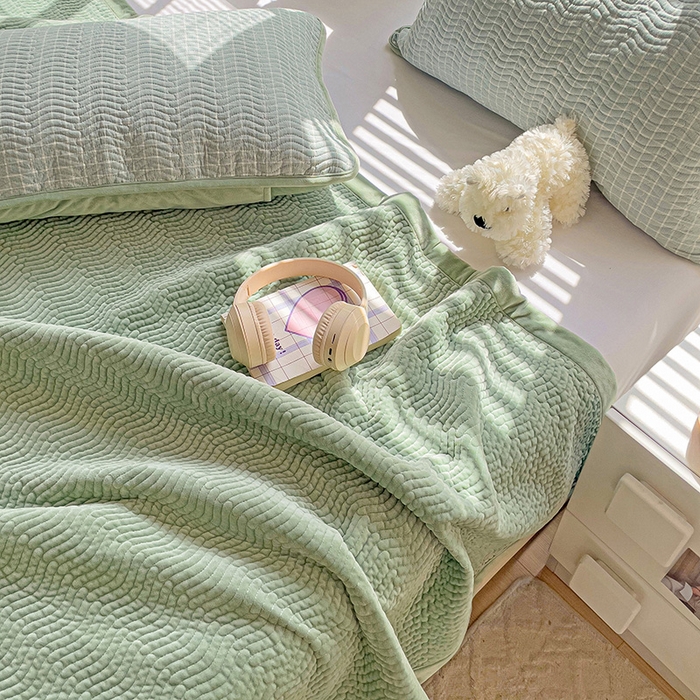 91家纺网 家纺一手货源 找家纺 羽爱家纺 2024新款全棉色织水洗宝宝绒床盖四件套 绿色心情