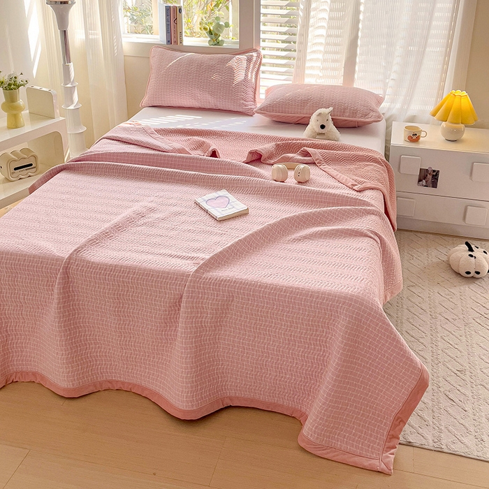 91家纺网 家纺一手货源 找家纺 羽爱家纺 2024新款全棉色织水洗宝宝绒床盖三件套 樱花格