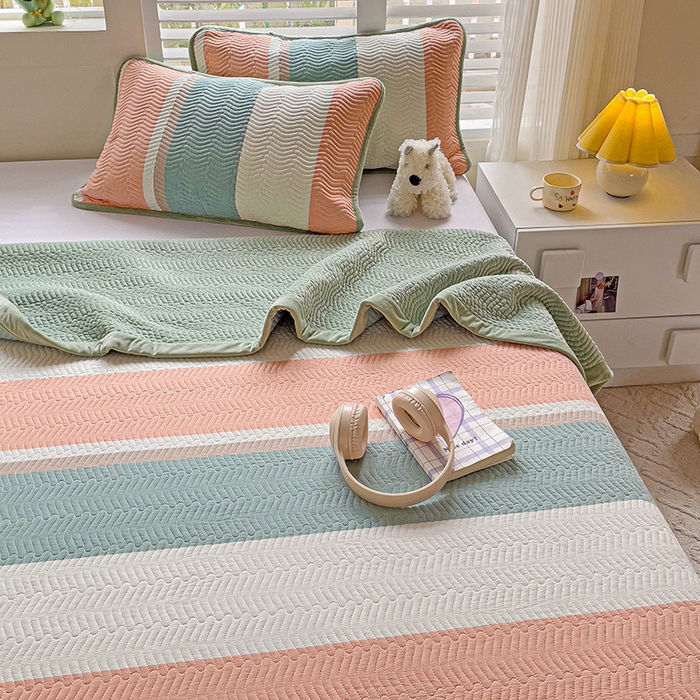 91家纺网 家纺一手货源 找家纺 羽爱家纺 2024新款全棉色织水洗宝宝绒床盖三件套 绿橘