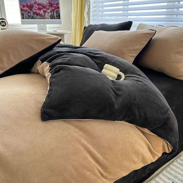 91家纺网 家纺一手货源 找家纺 梓瑄家居 2024新款简约高克重秋冬加厚双拼牛奶绒四件套直播 卡其+黑灰