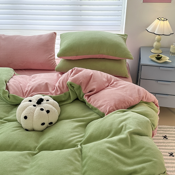 91家纺网 家纺一手货源 找家纺 梓瑄家居 2024新款简约高克重秋冬加厚双拼牛奶绒四件套直播 果绿粉