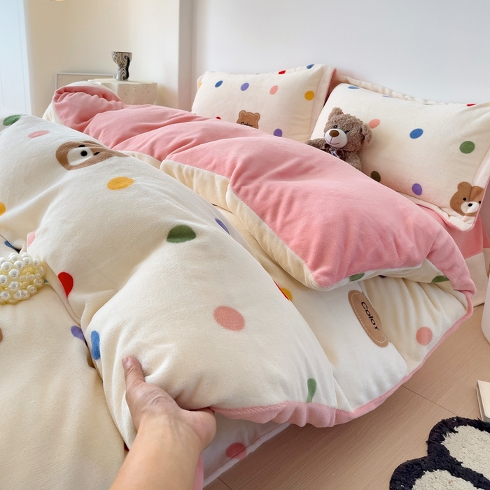 91家纺网 家纺一手货源 找家纺 乐童家纺 2024新款跑量款牛奶绒床裙四件套 活力熊