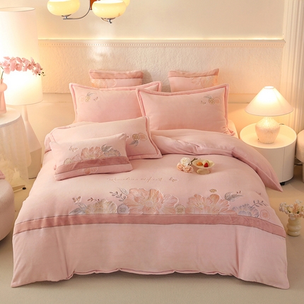 91家纺网 家纺一手货源 找家纺 （总）绒棉世家 2025新款高克重独家专版工艺款牛奶绒贴布绣四件套-花溪系列（控价188）,花溪