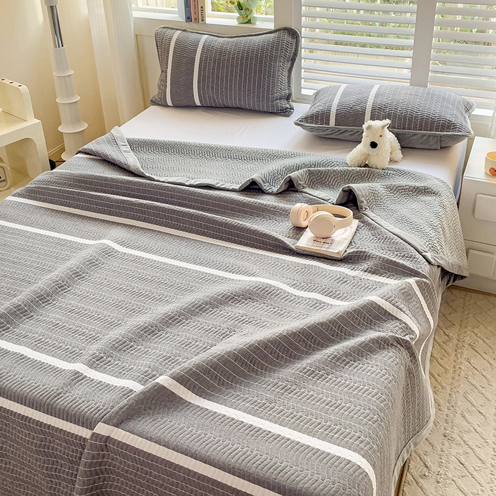 91家纺网 家纺一手货源 找家纺 羽爱家纺 2024新款全棉色织水洗宝宝绒床盖三件套 记忆灰