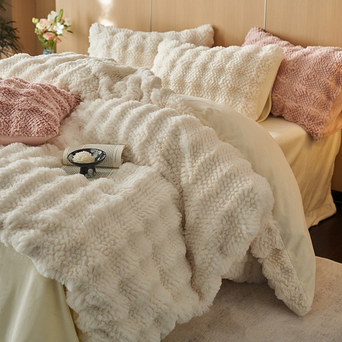 91家纺网 家纺一手货源 找家纺 安哆啦家纺 2024新款高克重10斤轻奢托斯卡纳兔毛绒喷花泡泡牛奶绒四件套 喷花-奶油白