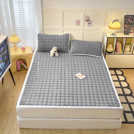 91家纺网 家纺一手货源 找家纺 柒月家居 2024新款牛奶绒加厚卡通印花床垫床褥 灰色垫