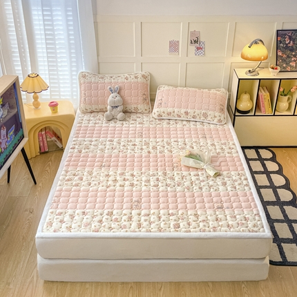 91家纺网 家纺一手货源 找家纺 柒月家居 2024新款牛奶绒加厚卡通印花床垫床褥 碎花小兔垫