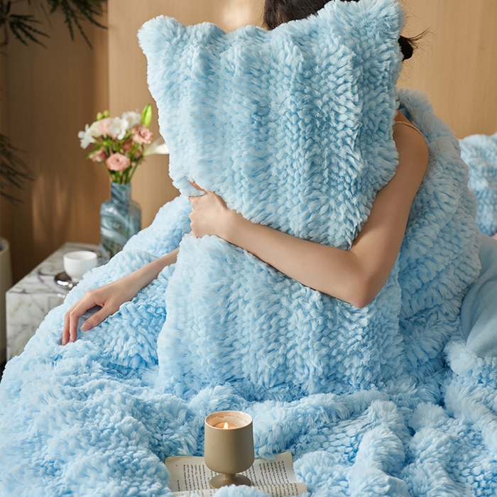 91家纺网 家纺一手货源 找家纺 安哆啦家纺 2024新款高克重10斤轻奢托斯卡纳兔毛绒喷花泡泡牛奶绒四件套 喷花-天空蓝