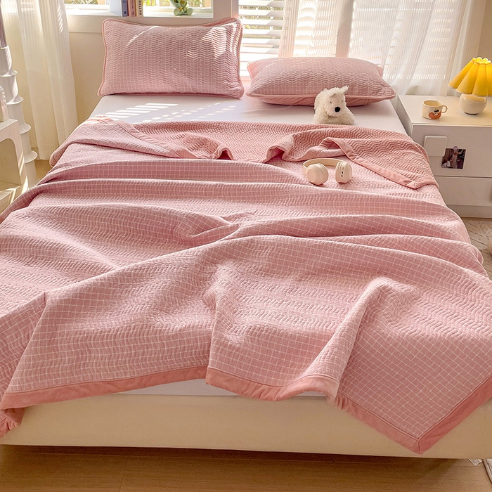 91家纺网 家纺一手货源 找家纺 羽爱家纺 2024新款全棉色织水洗宝宝绒床盖四件套 樱花格