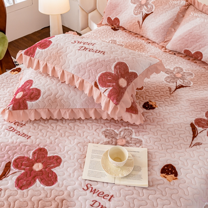 91家纺网 家纺一手货源 找家纺 美莱家纺 2024直播热款加厚秋冬牛奶绒床盖单件床罩床盖四件套 花意满满粉