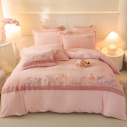 91家纺网 家纺一手货源 找家纺 （总）绒棉世家 2025新款高克重独家专版工艺款牛奶绒贴布绣四件套-花溪系列（控价188）