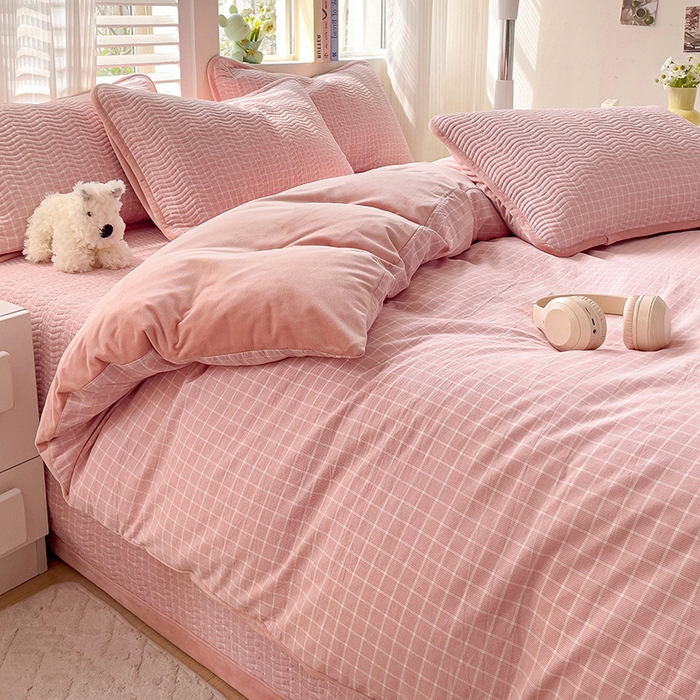 91家纺网 家纺一手货源 找家纺 羽爱家纺 2024新款全棉色织水洗宝宝绒床盖四件套 樱花格