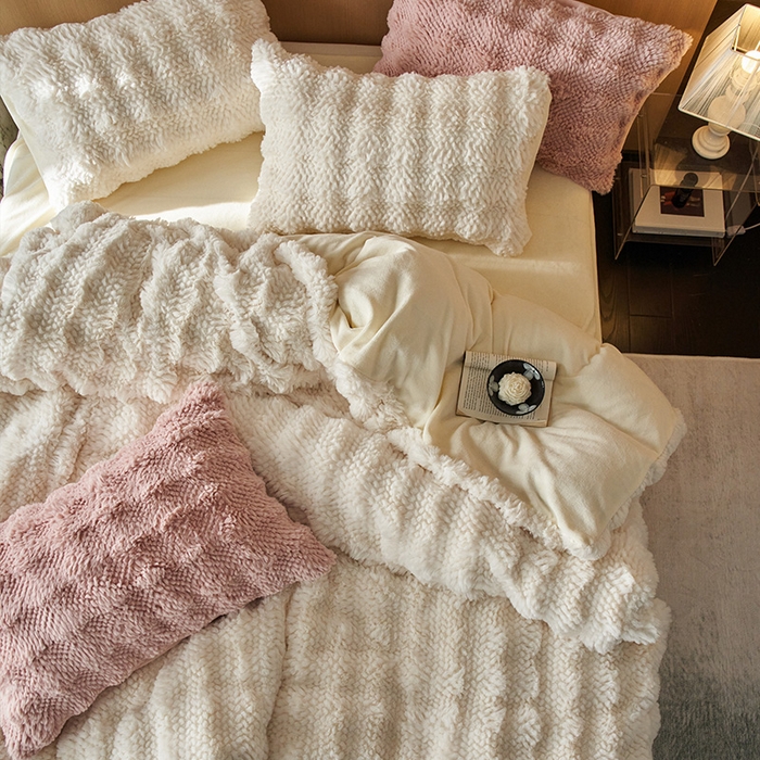 91家纺网 家纺一手货源 找家纺 安哆啦家纺 2024新款高克重10斤轻奢托斯卡纳兔毛绒喷花泡泡牛奶绒四件套 喷花-奶油白