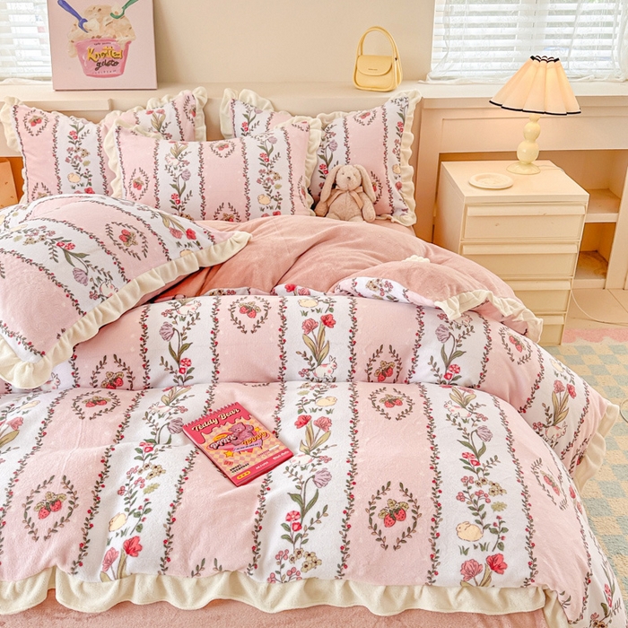 91家纺网 家纺一手货源 找家纺 典曼家纺 2024新款A类韩版牛奶绒四件套 草莓萌兔