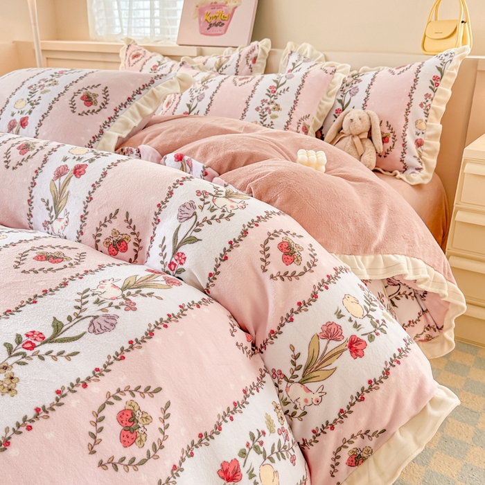 91家纺网 家纺一手货源 找家纺 典曼家纺 2024新款A类韩版牛奶绒四件套 草莓萌兔