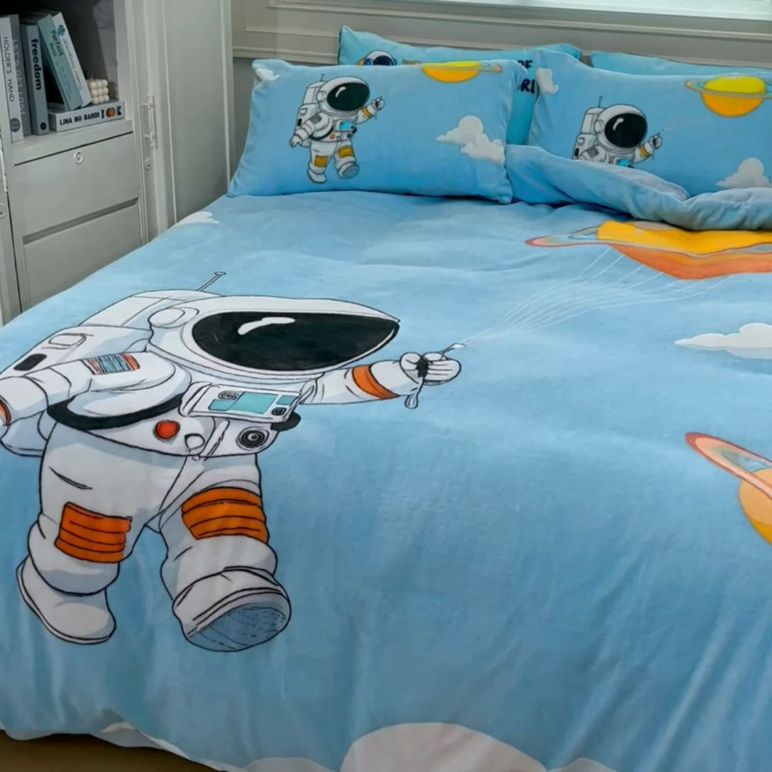 91家纺网 家纺一手货源 找家纺 浩诚 2024新款大版卡通高克重加厚保暖牛奶绒四件套太空人宇航员系列-原创设计 太空漫步