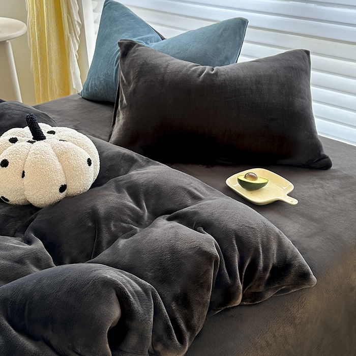 91家纺网 家纺一手货源 找家纺 梓瑄家居 2024新款高克重秋冬加厚双拼牛奶绒单枕套 高级黑灰