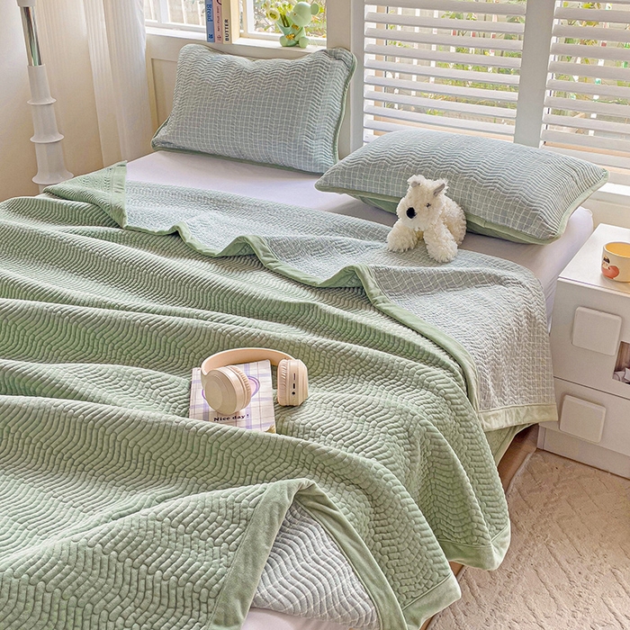 91家纺网 家纺一手货源 找家纺 羽爱家纺 2024新款全棉色织水洗宝宝绒床盖三件套 绿色心情