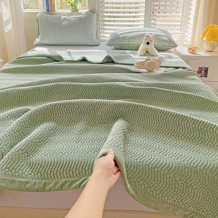 91家纺网 家纺一手货源 找家纺 羽爱家纺 2024新款全棉色织水洗宝宝绒床盖三件套 绿色心情