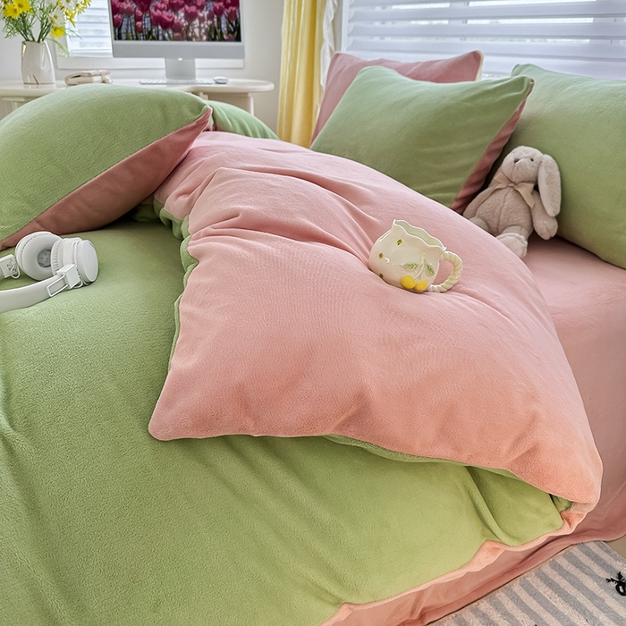 91家纺网 家纺一手货源 找家纺 梓瑄家居 2024新款简约高克重秋冬加厚双拼牛奶绒单被套直播 果绿粉