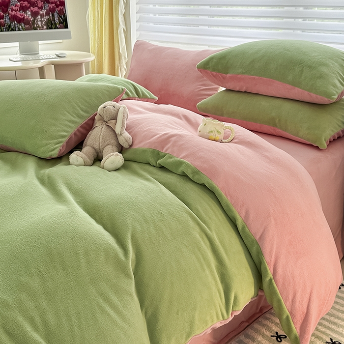 91家纺网 家纺一手货源 找家纺 梓瑄家居 2024新款简约高克重秋冬加厚双拼牛奶绒单被套直播 果绿粉