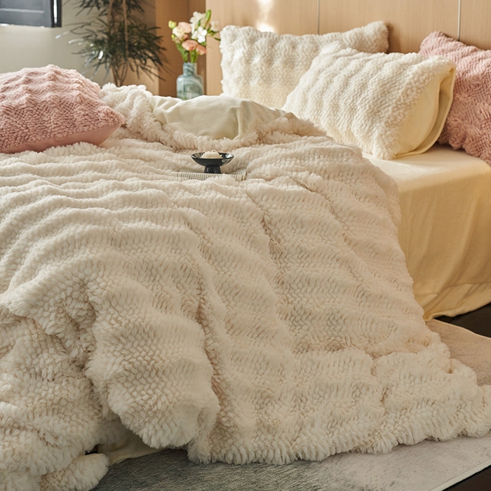 91家纺网 家纺一手货源 找家纺 安哆啦家纺 2024新款高克重10斤轻奢托斯卡纳兔毛绒喷花泡泡牛奶绒四件套 喷花-奶油白