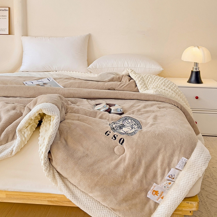 91家纺网 家纺一手货源 找家纺 柏薇 2024新款加绒加厚牛奶绒豆豆冬被 牛奶绒豆豆被-驼色