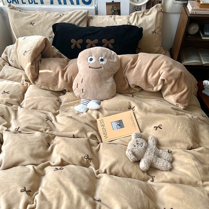 91家纺网 家纺一手货源 找家纺 （总）原素 2024新款蝴蝶结小印花毛巾绣混搭牛奶绒四件套