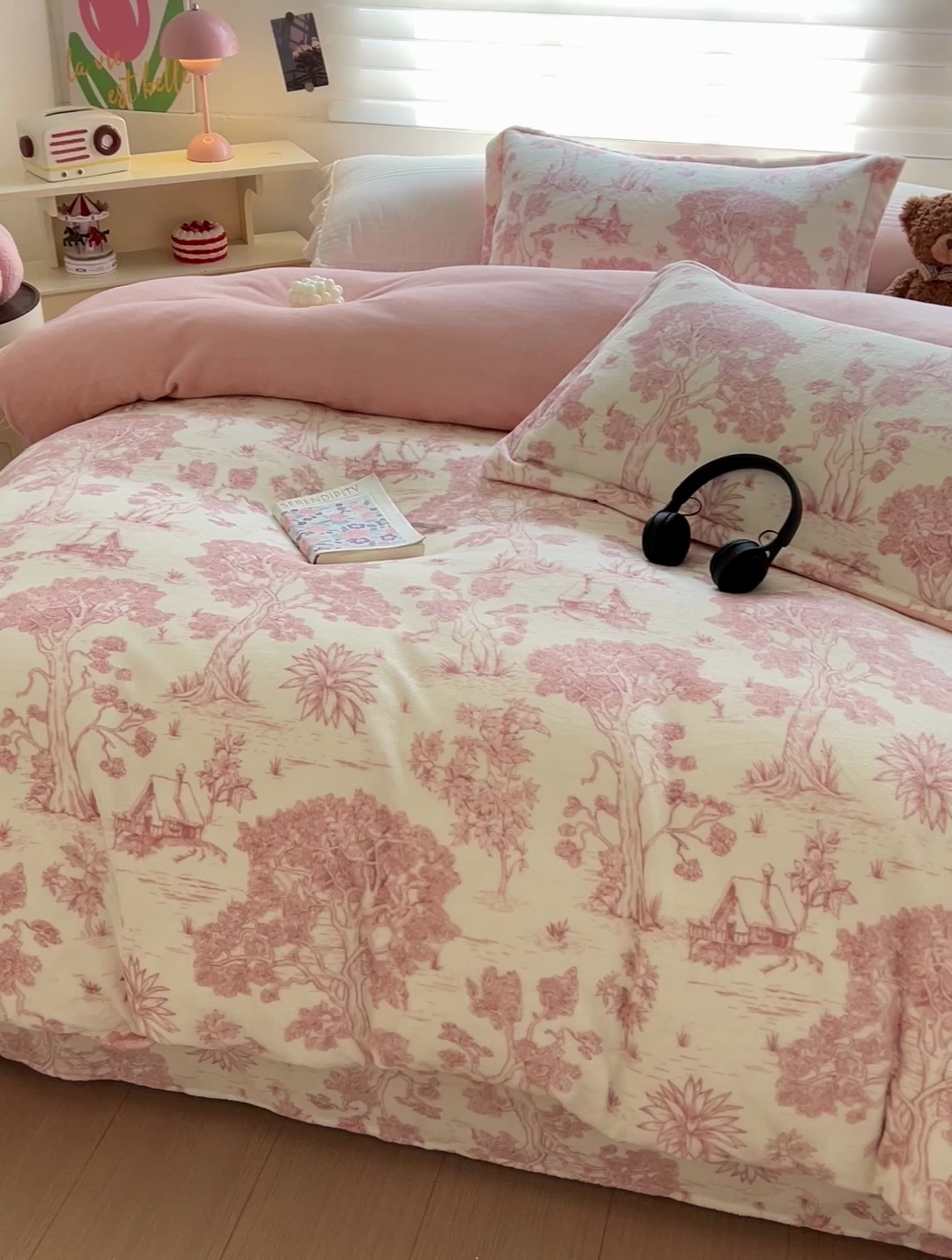 91家纺网 家纺一手货源 找家纺 乐童家纺 2024新款跑量款牛奶绒床裙四件套 花舞漫漫