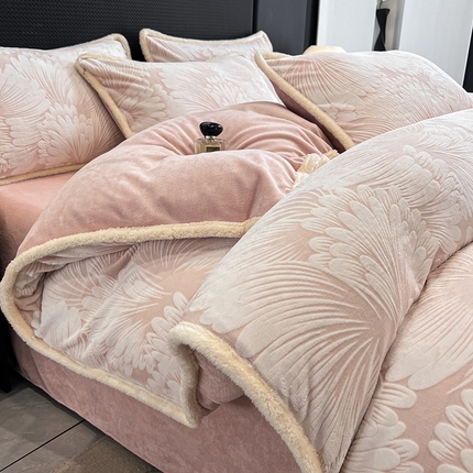 91家纺网 家纺一手货源 找家纺 倾慕家纺 2024新款兔毛包边浮雕绒套件单被套 兔毛包边烟花粉