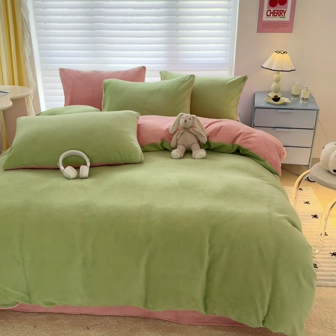 91家纺网 家纺一手货源 找家纺 梓瑄家居 2024新款简约高克重秋冬加厚双拼牛奶绒单被套直播 果绿粉