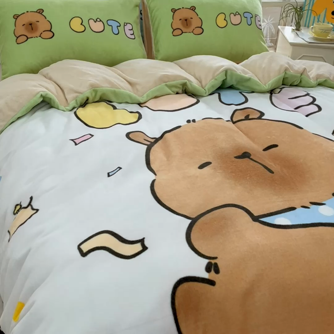 91家纺网 家纺一手货源 找家纺 浩诚 2024新款加厚保暖牛奶绒四件套印花卡通系列 水豚巴拉