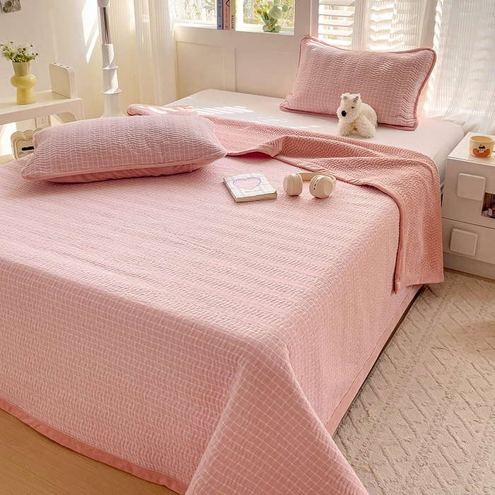 91家纺网 家纺一手货源 找家纺 羽爱家纺 2024新款全棉色织水洗宝宝绒床盖三件套 樱花格