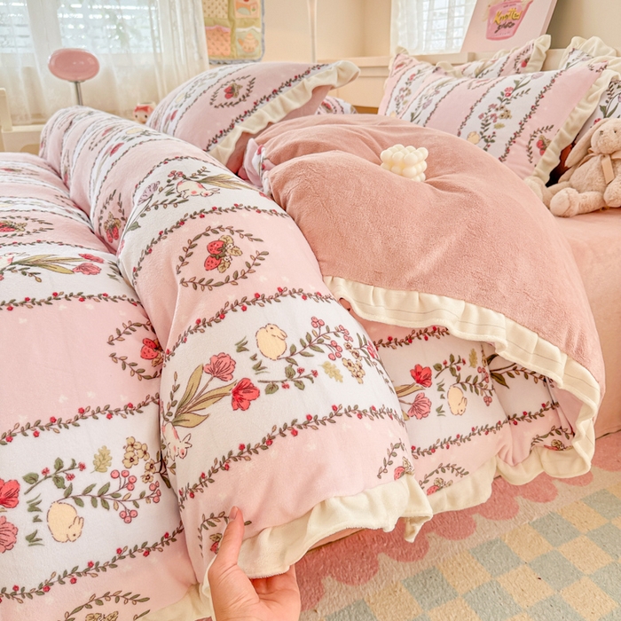 91家纺网 家纺一手货源 找家纺 典曼家纺 2024新款A类韩版牛奶绒四件套 草莓萌兔