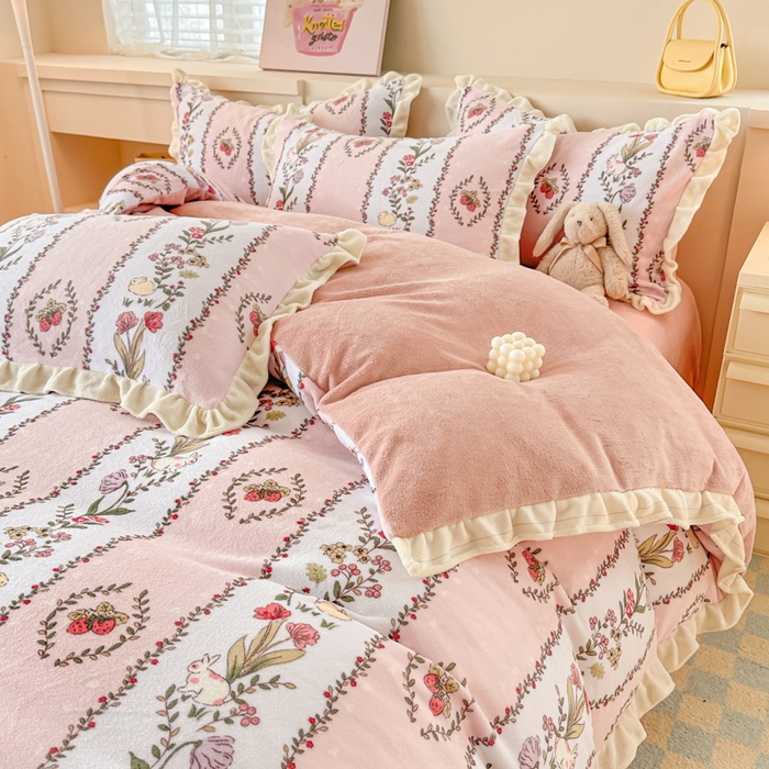 91家纺网 家纺一手货源 找家纺 典曼家纺 2024新款A类韩版牛奶绒四件套 草莓萌兔