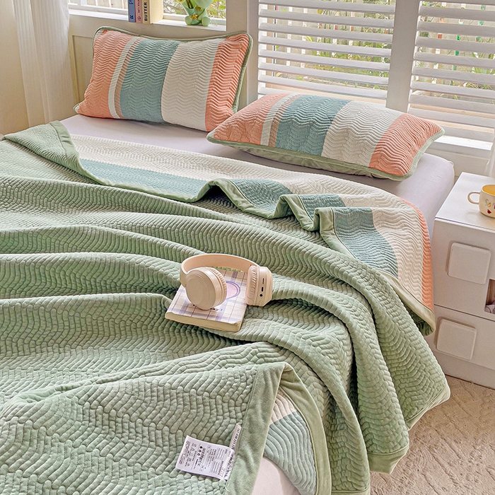 91家纺网 家纺一手货源 找家纺 羽爱家纺 2024新款全棉色织水洗宝宝绒床盖三件套 绿橘