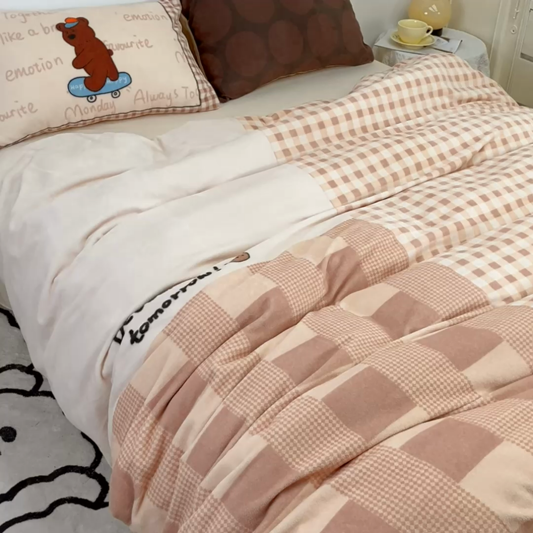 91家纺网 家纺一手货源 找家纺 浩诚 2024新款ins风牛奶绒印花四件套 滑板小熊