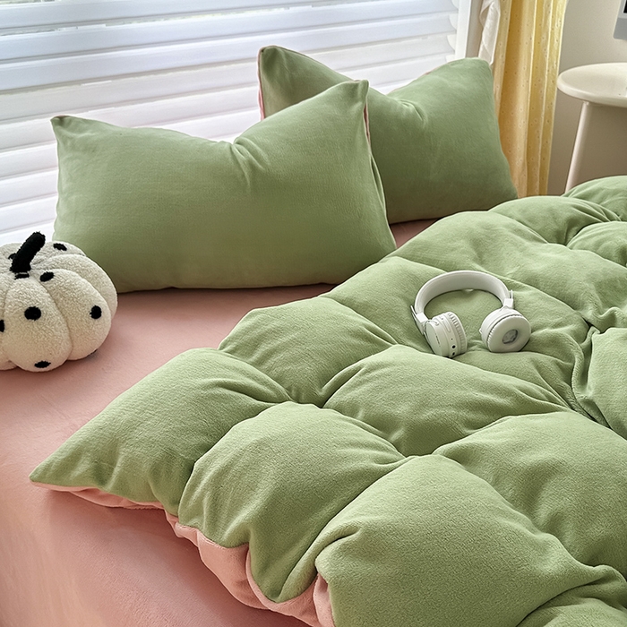 91家纺网 家纺一手货源 找家纺 梓瑄家居 2024新款简约高克重秋冬加厚双拼牛奶绒单被套直播 果绿粉