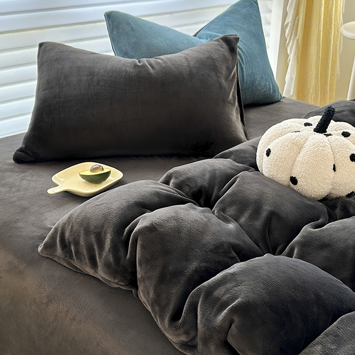 91家纺网 家纺一手货源 找家纺 梓瑄家居 2024新款高克重秋冬加厚双拼牛奶绒单枕套 高级黑灰